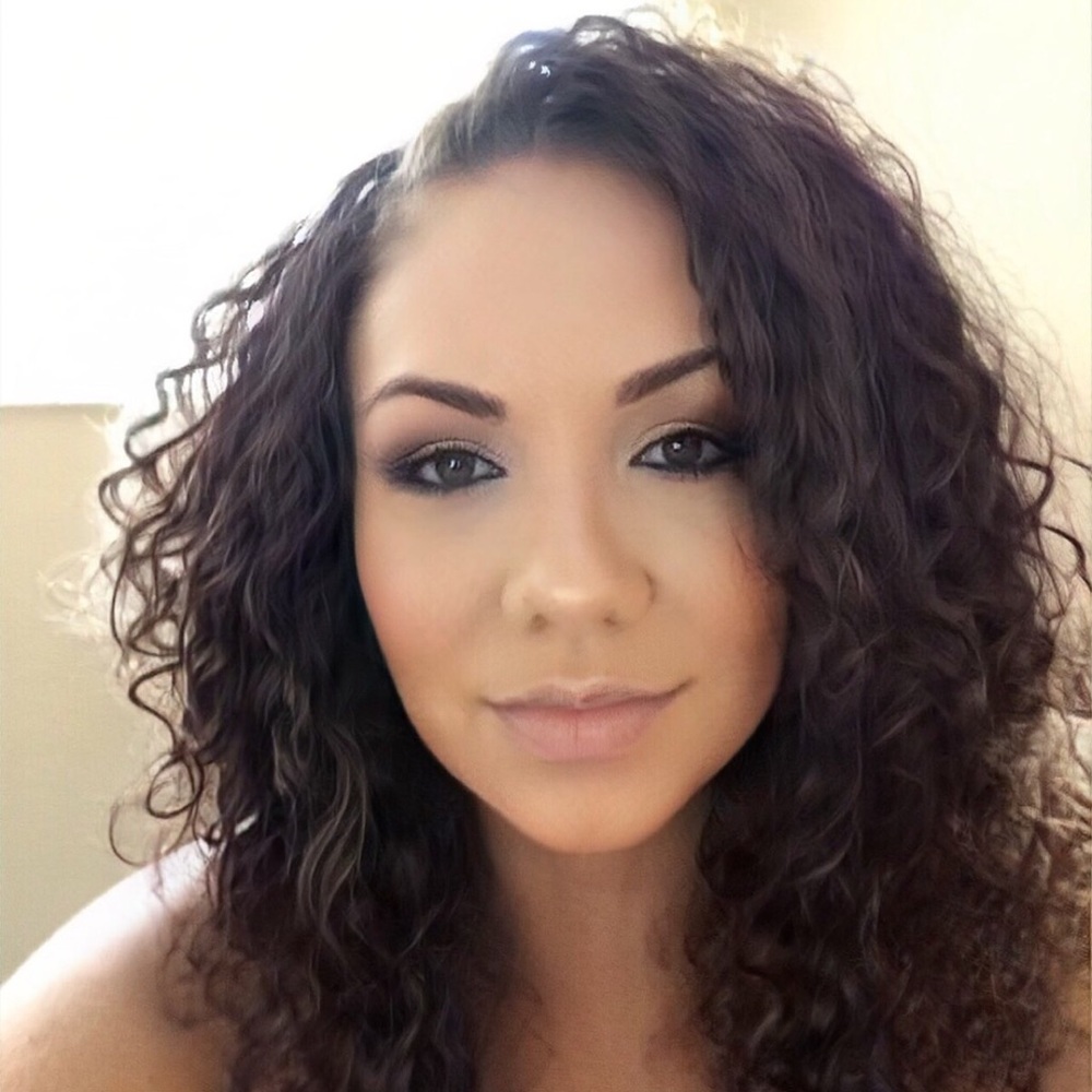 Meet your Posher, Emelia